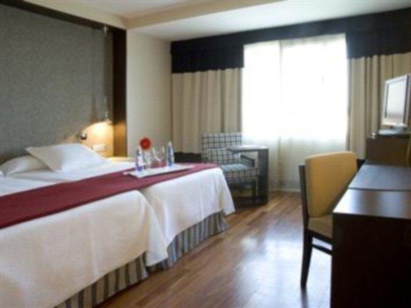 เอ็นเอช แคนซิเลอร์ อยาลา วิคตอเรีย Hotel บิโตเรีย-กัสเตซ ภายนอก รูปภาพ